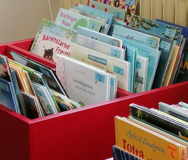 Flache Box mit Bilderbüchern für kleine Kinder 