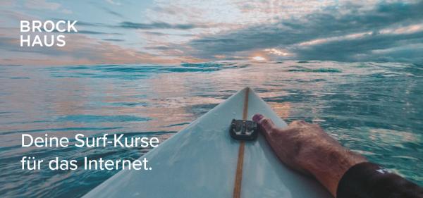 Eine Person auf einem Surfbrett blickt auf das Meer. Text: Dein Surf-Kurs für das Internet, von Brockhaus.