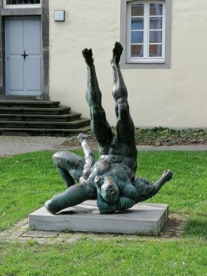 Skulptur zweier Ringer vor dem Kulturforum Franziskanerkloster