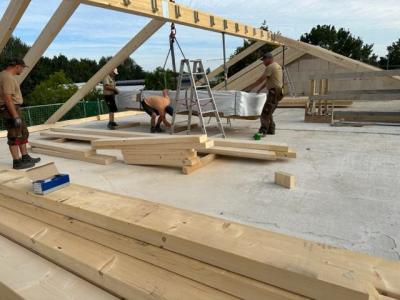 Arbeiter auf dem Dach des Neubaus der Asylunterkunft in Tönisberg