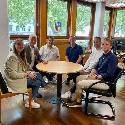 Vertreter der Jugend- und Auszubildendenvertretung mit Bürgermeister, Personalratsvorsitzenden und dem Leiter des Amtes Verwaltungssteuerung & -service