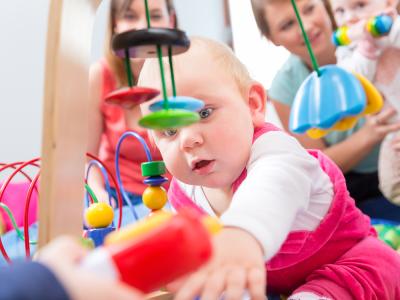 Baby spielt mit Spielsachen