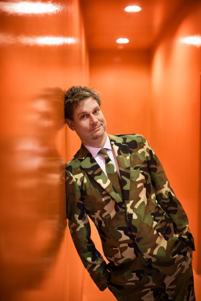 Der Kabarettist Jens Neutag lehnt an einer Wand, (c) Oliver Haas fotodesign