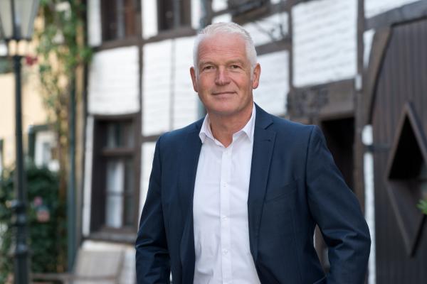 Bürgermeister Christoph Dellmans Bürgermeister Christoph Dellmans vor Fachwerkhäusern
