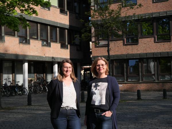 Gleichstellungsbeauftragte der Stadt Kempen vor dem Rathaus