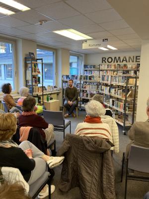Lesung Kolja Reichert © Kulturamt Kempen Lesung in der Bibliothek mit einem Leser und Besucherinnen