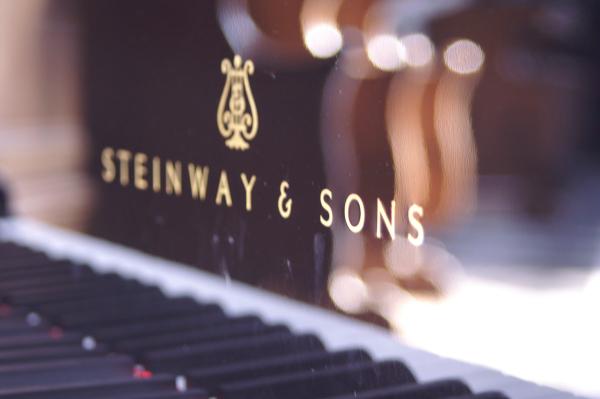 Spiegelung Chorgestühl im Steinway-Flügel in der Paterskirche, © Bettina Klapheck, Kulturamt Kempen