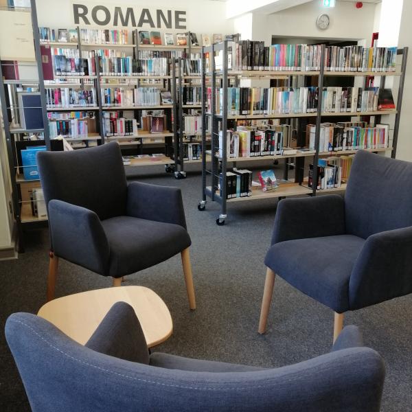 Sitzecke in der Romanabteilung © Stadtbibliothek Kempen Blick auf drei Sessel mit Tisch in der Romanabteilung