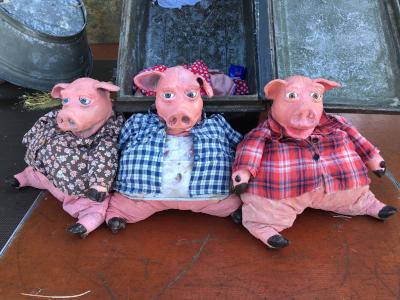 Die Handpuppen der drei kleinen Schweinchen