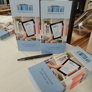 Flyer des Fördervereins mit Beitrittserklärung © Stadtbibliothek Kempen Flyer des Fördervereins der Stadtbibliothek präsentiert auf einem Tisch