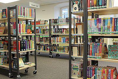 Blick in die Kinderbibliothek mit vielen Büchern ab 9 Jahren