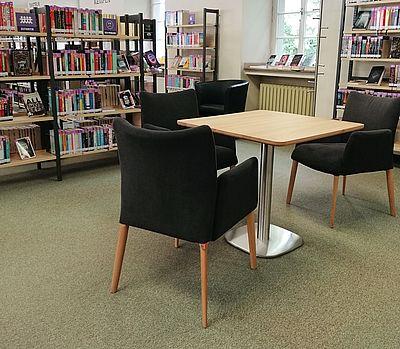 Lesetisch zum Lesen, Lernen und Quatschen © Stadtbibliothek Kempen Drei weiche Polsterstühle mit großem Lesetisch im Jugendbereich © Stadtbibliothek Kempen