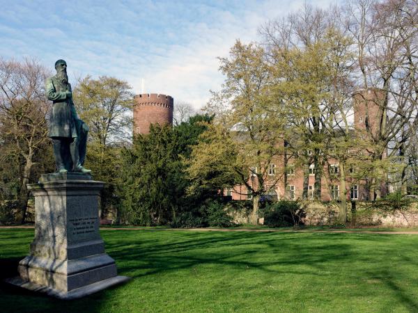 Von-Loe-Denkmal mit der Kurkölnischen Landesburg im Hintergrund