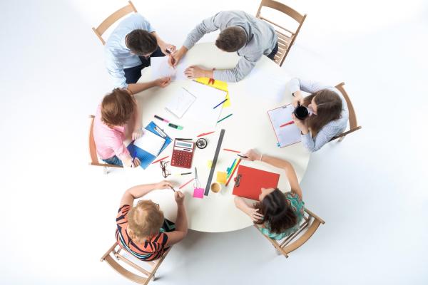 Projekt Lernerlebnis.Schule Menschen arbeiten an einem Schreibtisch