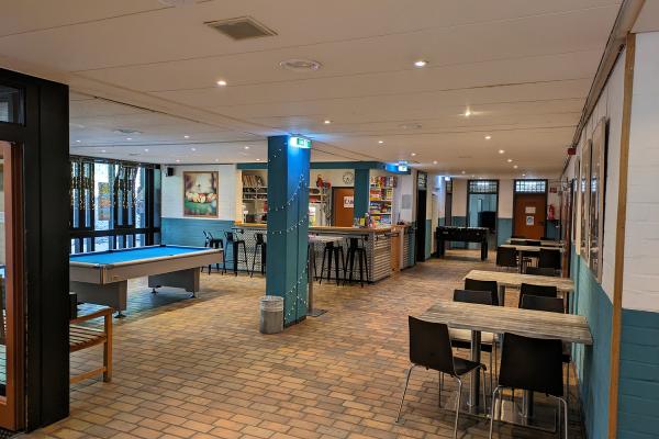 Haus für Familien | Campus Jugendtreff Campus mit Tischen und Stühlen und Billardtisch