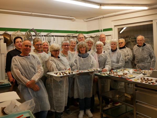 Ehrenamtliche der Freiwilligenagentur präsentieren ihre Pralinen beim Pralinenseminar Ehrenamtliche der Freiwilligenagentur präsentieren ihre Pralinen beim Pralinenseminar