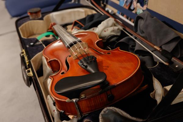 Schnappschuss von einem Instrumentenkoffer bei einem Klosterkonzert in der Paterskirche, © Feenstaub Entertainment, Essen. en Schnappschuss von einem Instrumentenkoffer bei einem Klosterkonzert in der Paterskirche, © Feenstaub Entertainment, Essen. en
