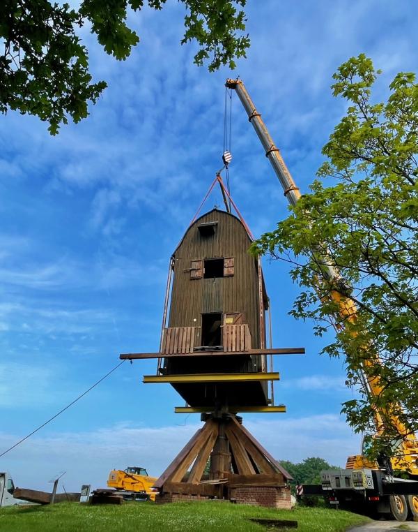 Sanierung Bockwindmühle in Tönisberg Bockwindmühlenkasten wird mit einem Kran auf den neuen Mühlenbock gesetzt