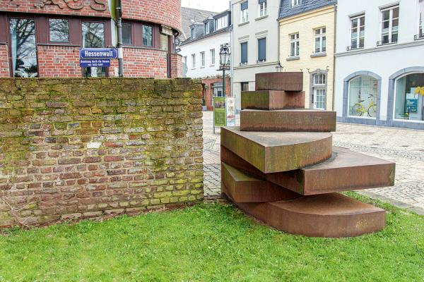 Skulpturenweg - Nr. 4 | Übereinander Skulptur "Übereinander"
