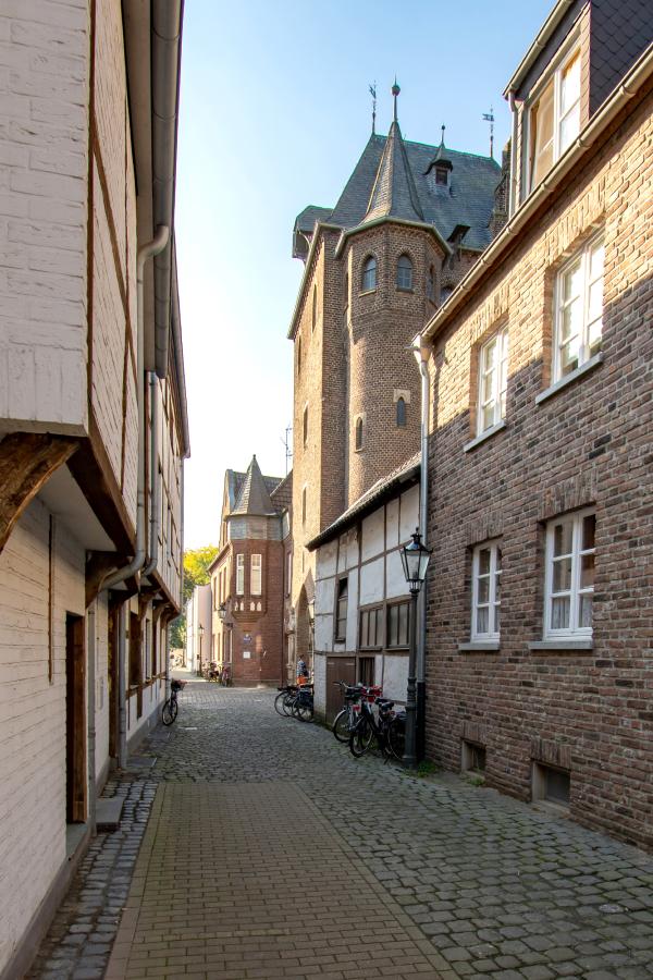 Burgwall mit dem Kuhtor im Hintergrund