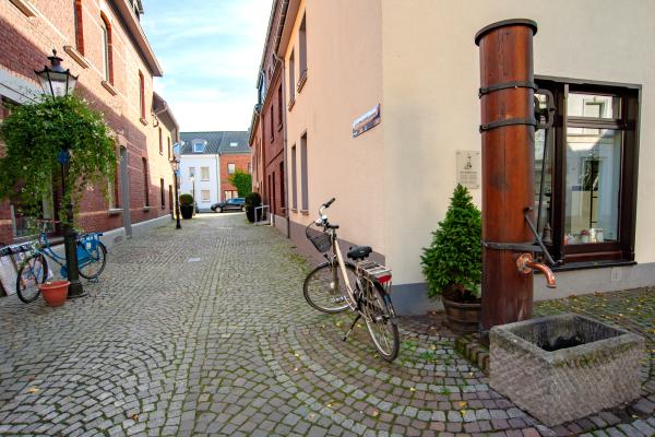 Häuser und alte Pumpe auf der Arnold-Janssen-Straße