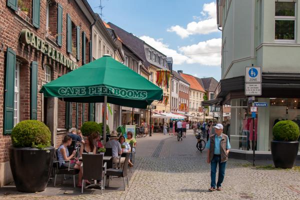 Häuser und Cafés auf der Judenstraße