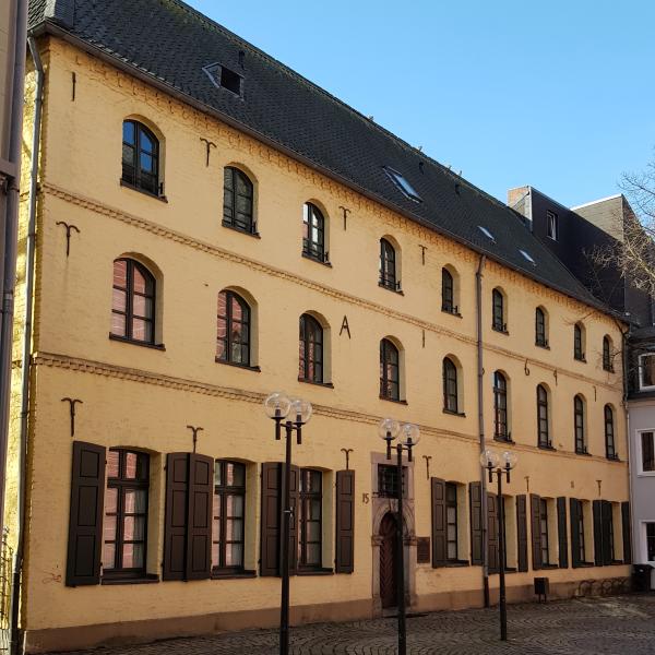 Historisches gelbes Gebäude Burse