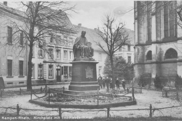 Historisches Foto des Thomas-Denkmal auf dem Kirchplatz