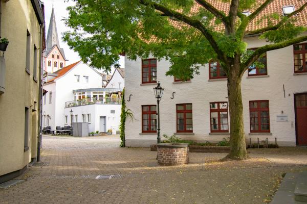 Häuser und Brunnen am "Acker"