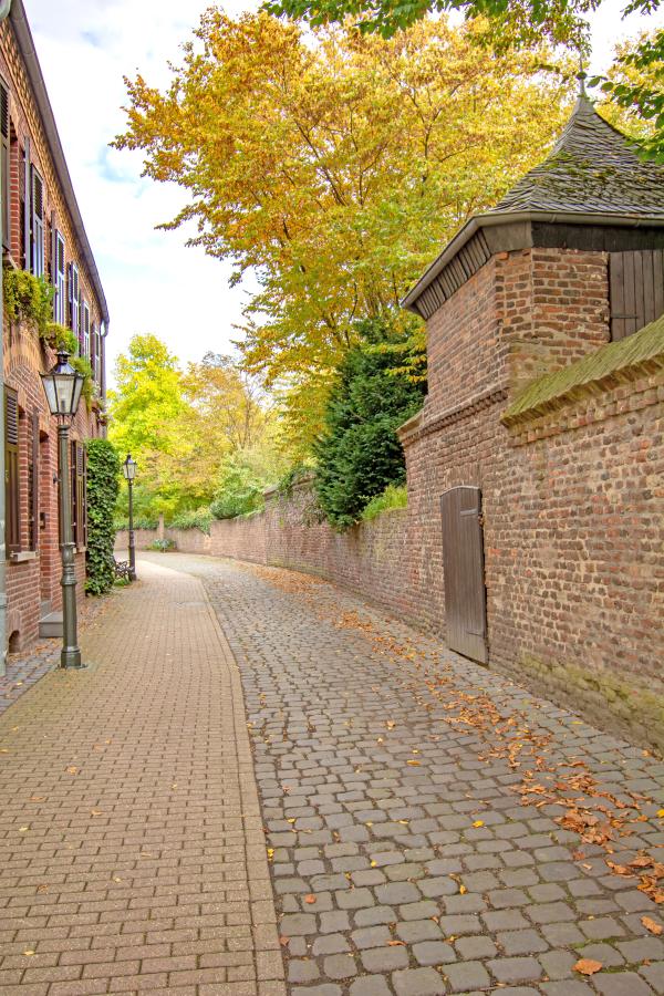 Moorenwall zwischen der Stadtmauer und Wohnhäusern