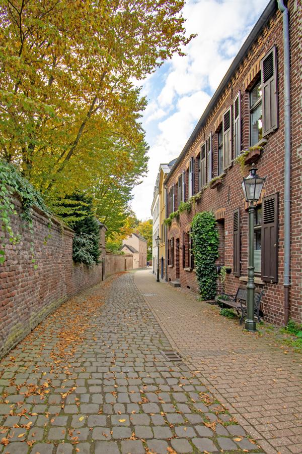 Moorenwall zwischen der Stadtmauer und Wohnhäusern