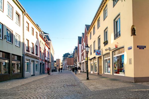 Kuhstraße zwischen Häusern in der Altstadt