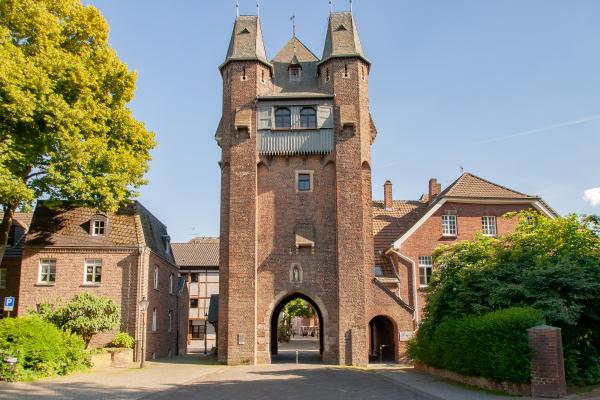 Historisches Stadttor mit zwei Türmchen