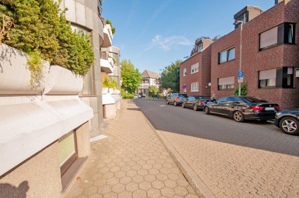 Wohnhäuser und parkende Autos auf der Wambrechiesstraße