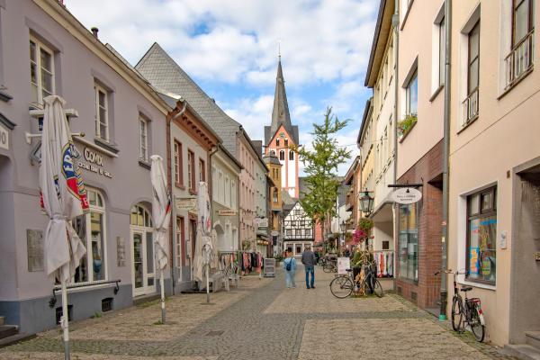 Wohnhäuser an der Peterstraße mit Blick auf den Kirchturm der Propsteikirche