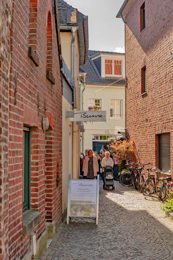 Kleine Gasse zwischen Wohnhäusern