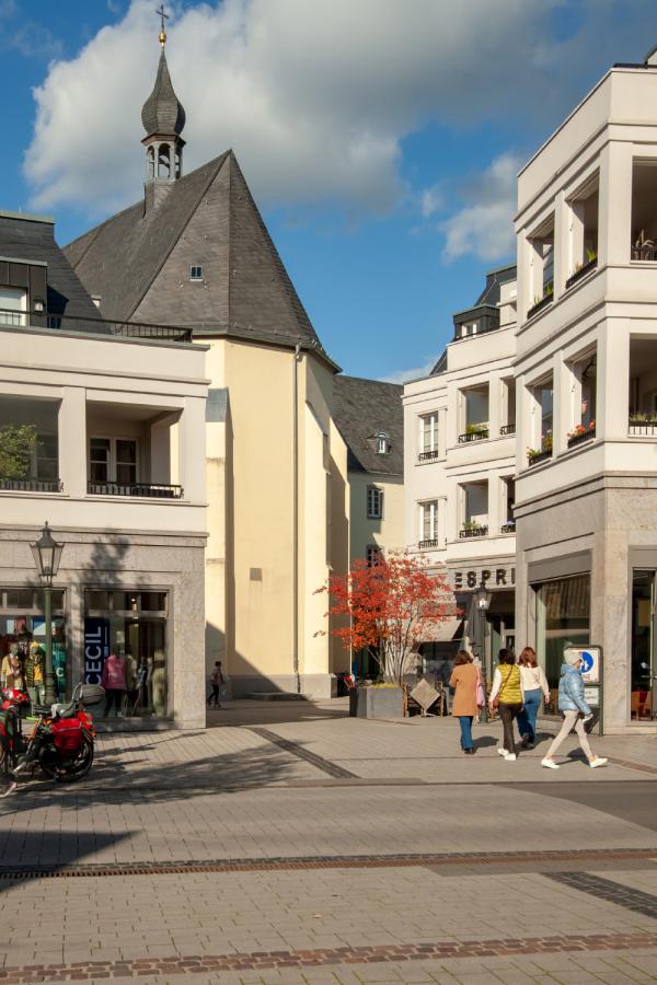 Kleine Gasse mit Blick auf die Paterskirche
