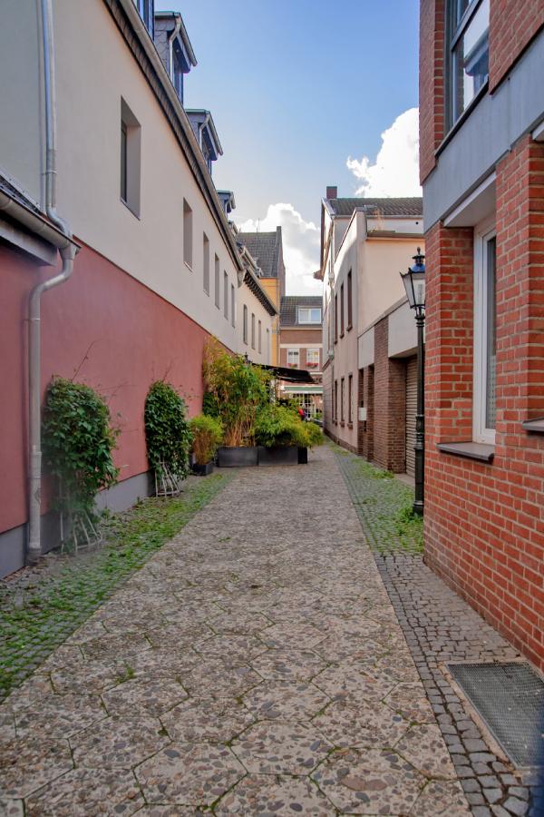 Kleine Gasse zwischen Wohnhäusern