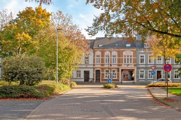 Rabenstraße mit Blick auf historische Wohnhäuser am Hessenring