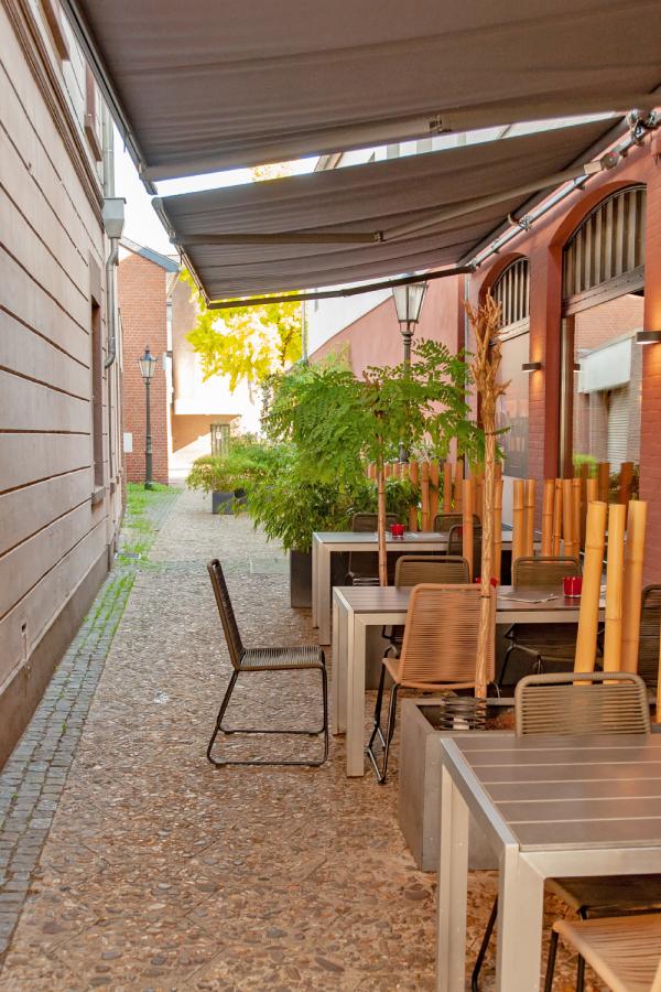 Kleine Gasse zwischen Häusern und Bestuhlung einer Gastronomie