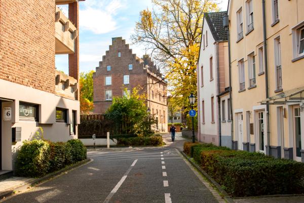 Wohnhäuser und Zufahrt zum Parkplatz an der Oelstraße