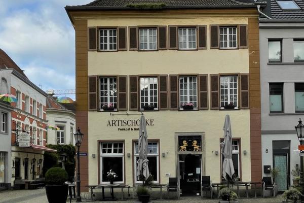 Gebäude der ehemaligen Löwenapotheke - heute mit Gastronomie