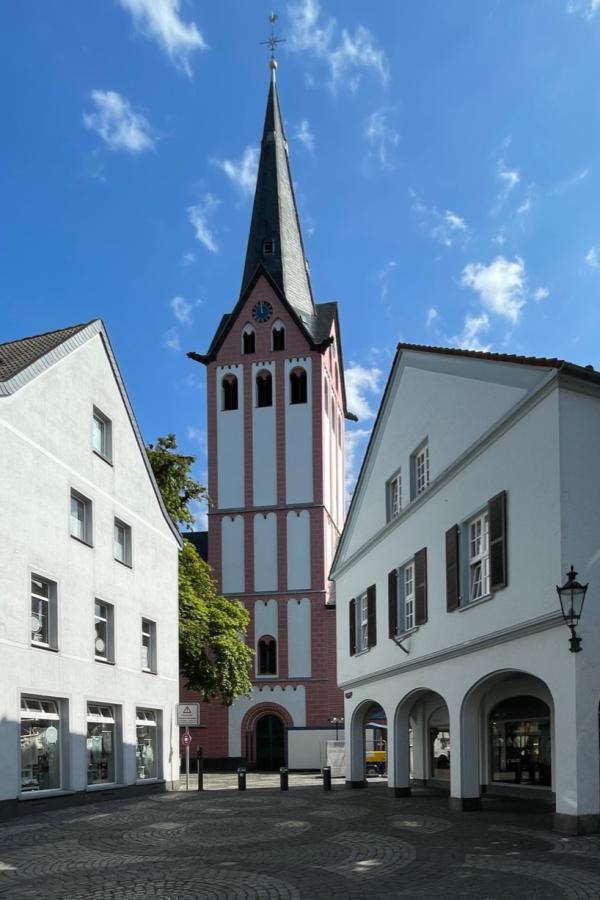 Propsteikirche zwischen Gebäuden