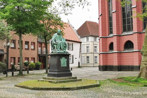 Denkmal Thomas a Kempis auf dem Kirchplatz
