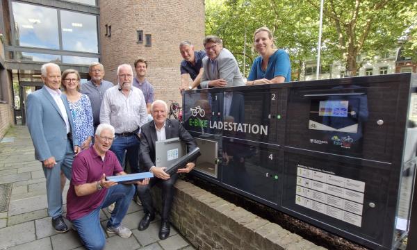 Übergabe E-Bike Ladestation Beteiligte Personen vor E-Bike Ladestation am Rathaus