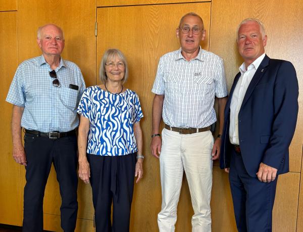 Übergabe des Schidesamtes (von links: R. Lensen, C. Walter, J. Dicks, C. Dellmans) Übergabe des Schidesamtes (von links: R. Lensen, C. Walter, J. Dicks, C. Dellmans)