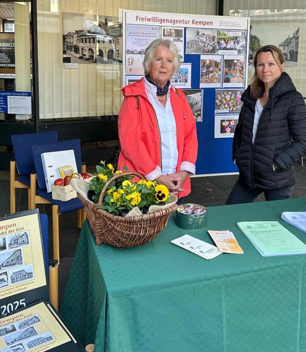 Freiwilligenagentur Infostand Infostand der Freiwilligenagentur mit Prospekten