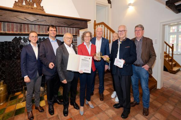 Ministerin übergibt Förderbescheid für Heimatstube Ministerin Ina Scharrenbach übergibt im Beisein von Finanzminister (NRW) Dr. Markus Optendrenk und Bürgermeister Christoph Dellmans, politischen Vertretern an den Heimatverein Tönisberg einen Förderbescheid.