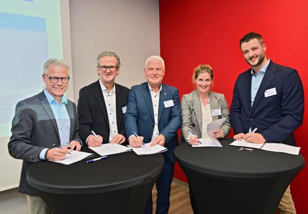Pakt für den Klimaschutz Bei der Unterzeichnung der Absichtserklärung (v.l.): Jürgen Steinmetz (Hauptgeschäftsführer der IHK Mittlerer Niederrhein), Peter Nieskens (Vorsitzender des Unternehmerkreises Kempen), Christoph Dellmans (Bürgermeister der Stadt Kempen), Janika Woltering-van Haag (Vizepräsidentin der IHK Mittlerer Niederrhein und Geschäftsführerin von Hefe van Haag) sowie Tobias Birkmann (kaufmännischer Leiter der Stadtwerke Kempen).