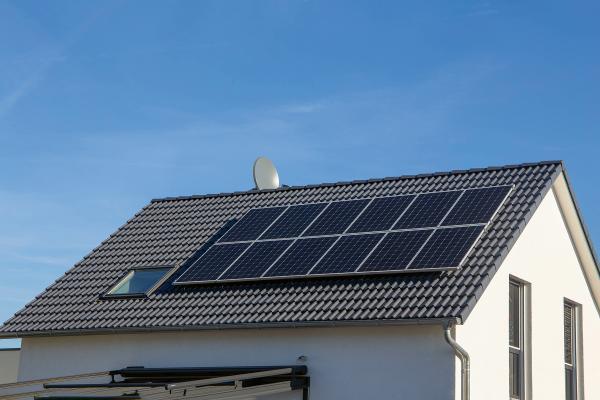 Solaranlage Einfamilienhaus Solaranlage auf dem Dach eines Einfamilienhauses